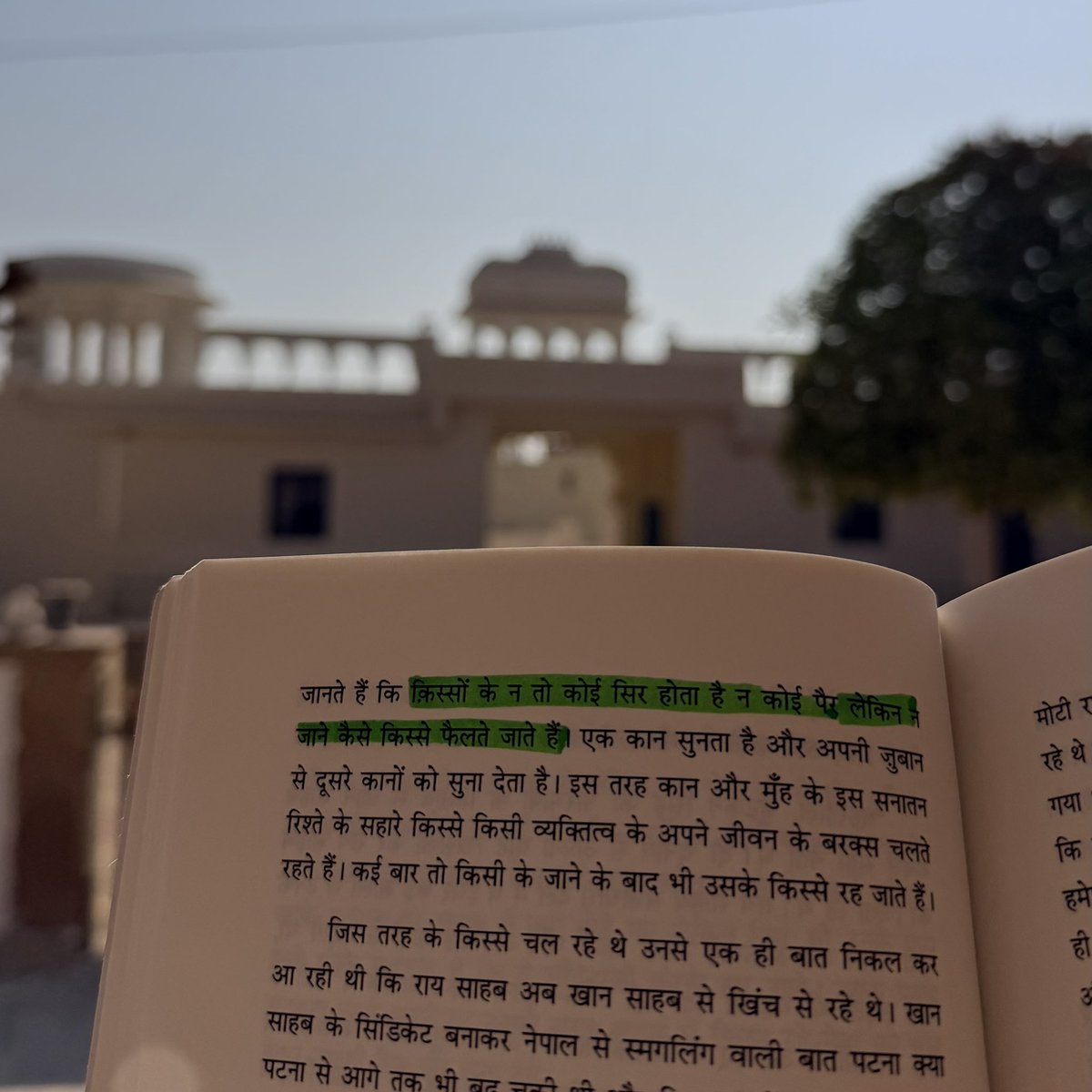 ArvindSBhati9's tweet photo. किस्से आगे आगे चलने लगे और सच उनके पीछे पीछे दौड़ रहा था… हाँफ रहा था। https://t.co/VfVxIqM4Qw