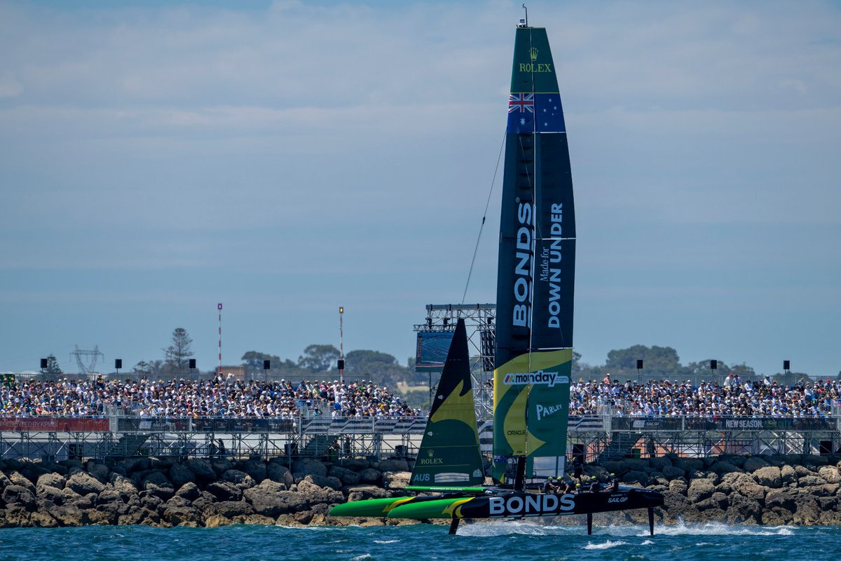 monday.com tweet media