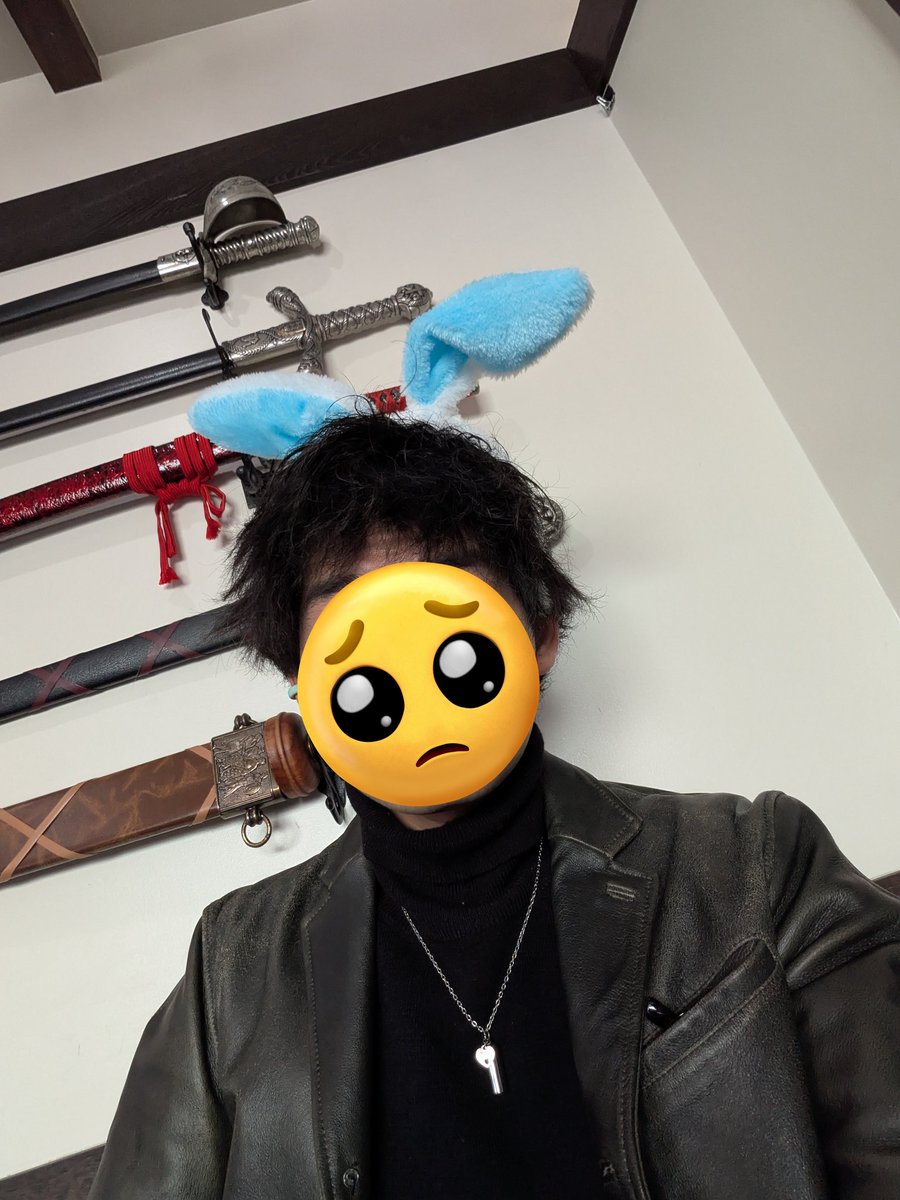 打ち合わせで秋葉原潜入。
異世界屋さんとのことですが…
後ろの剣がカッコ良かったです！