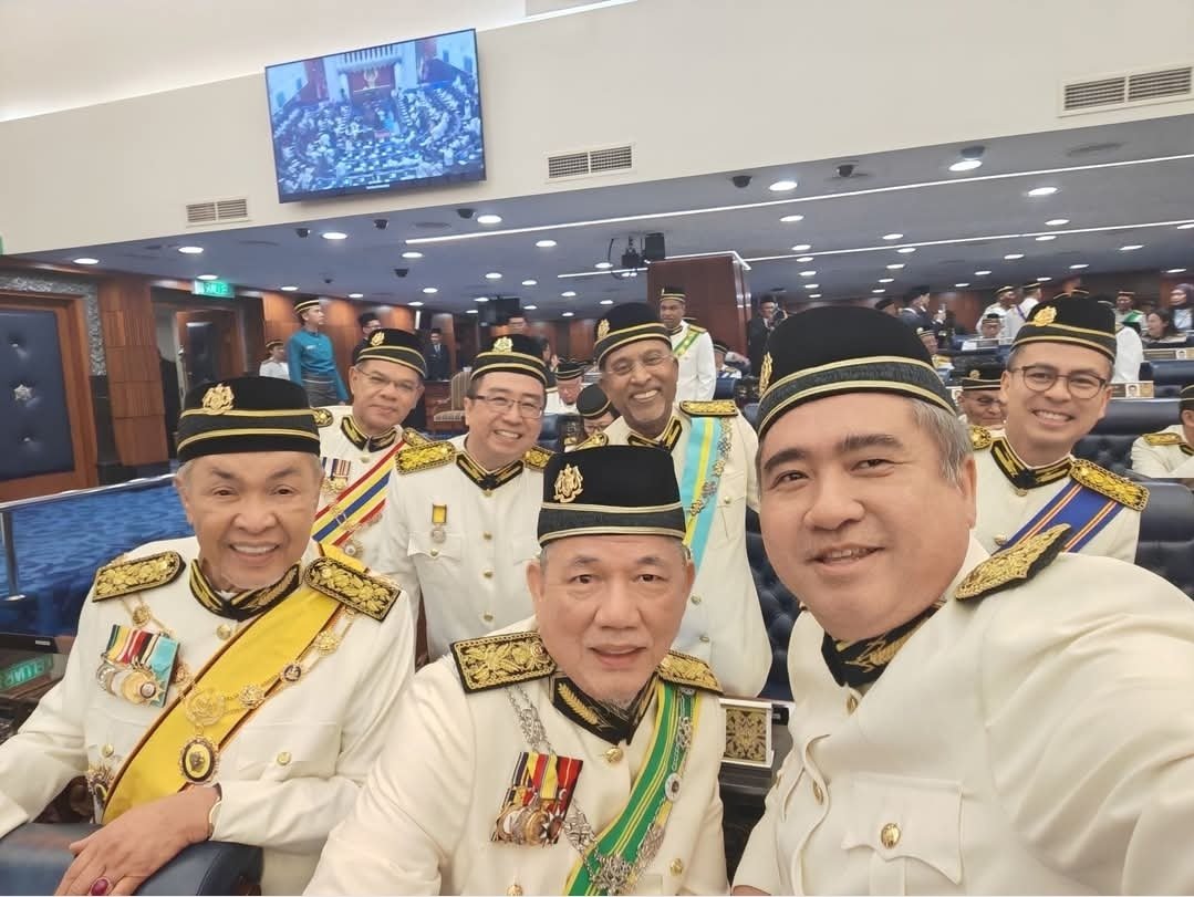 mynewshub's tweet image. Dulu bukan main mengutuk Zahid....sekarang bukan main bergambar bersama.....low class punya DAP...🤣