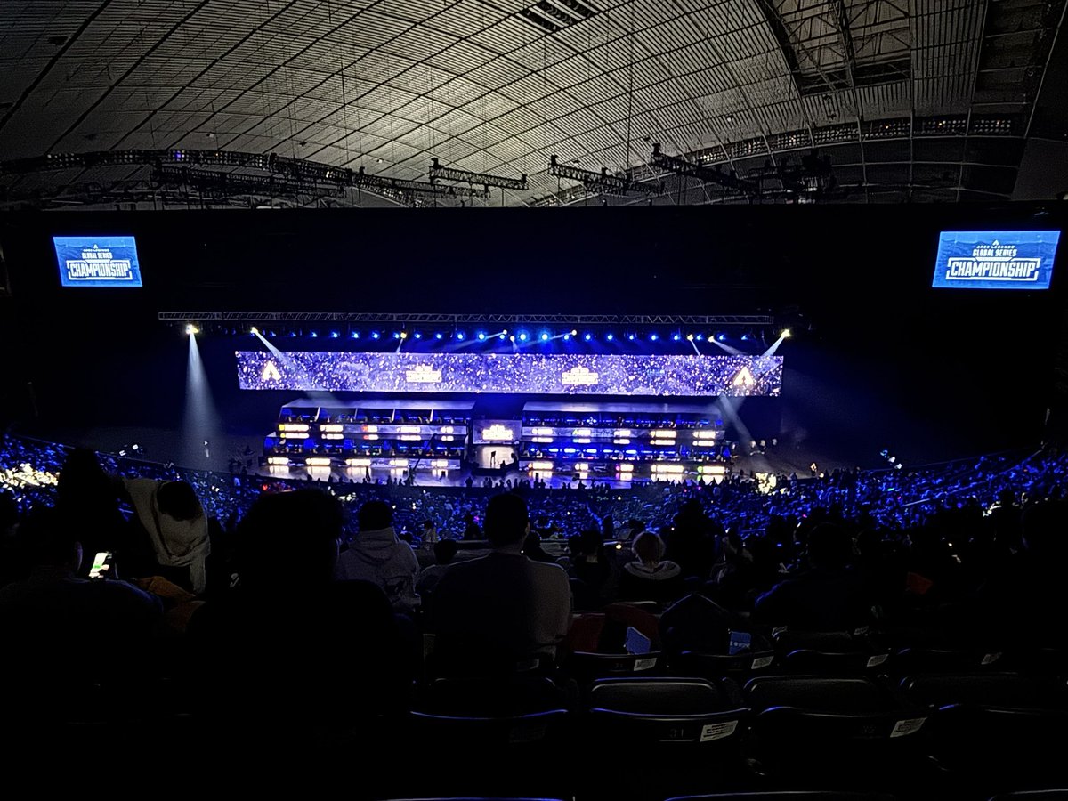 hanu_shot's tweet photo. かれこれ長くやってるAPEXっていうゲームの世界大会を見たり海鮮を漫喫しに札幌行ってきた！ダーツそっちのけで楽しもうって思ったのに…あれ？なんでダーツの投げ場行ってるんだ…？？

ちなみに18時に終わ��てすぐ会場を後にしたのに、会場周りの公共交通機関が死んでて出発20分前に空港着きました… https://t.co/Xp4viaYzIA
