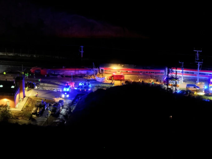Σύγκρουση τρένων στην Ισπανία με 24 νεκρούς.
Ούτε πυρόσφαιρα ακολούθησε, ούτε πήραν φωτιά τα βαγόνια!
Μαντέψτε...
Θα αποκλείσουν τον χώρο για έρευνες και δεν θα τον μπαζώσουν!!!