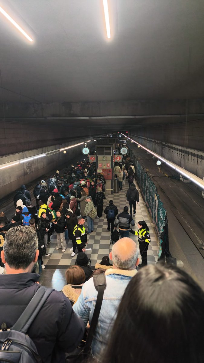 diegoameleven's tweet photo. @InfoAdif Nos tenéis abandonados en Parla, un tren cada 20 minutos y un andén disponible. Trenes de colmenar hasta sector 3!?!?!? 

Tren de las 6:57 ni se asoma a las 7:02 aún.

Poned un sistema de autobuses al menos hasta Villaverde. @oscar_puente_ @Renfe https://t.co/2E0JYxzgRa