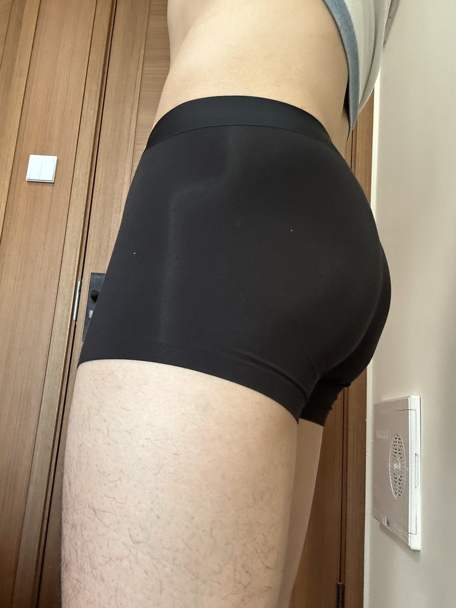 若隐若现的
每次健身都不敢穿宽松的
练着练着就非常明显
看着好骚