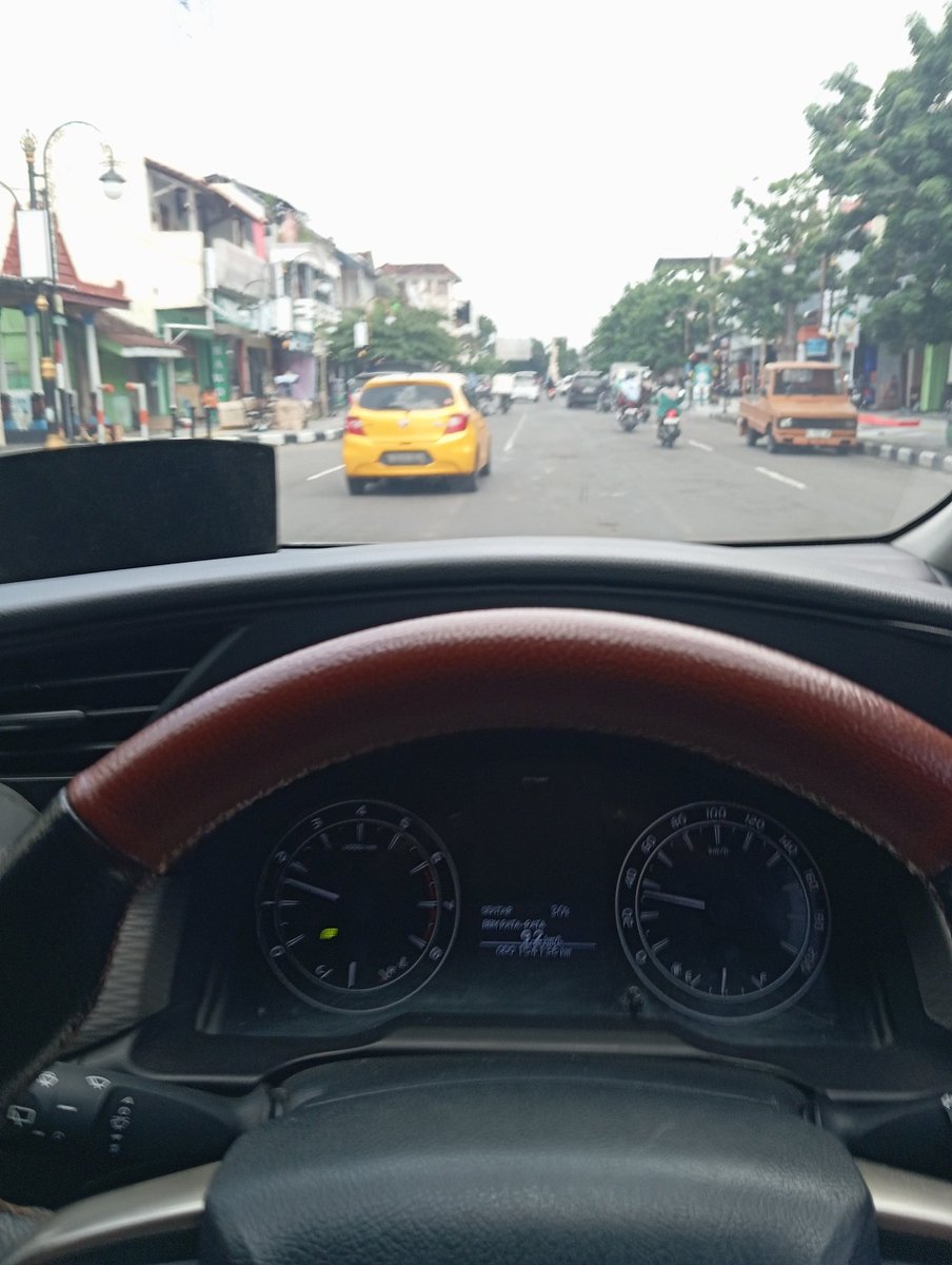 Masih menjadi misteri kenapa pengendara brio kuning selalu ugal-ugalan