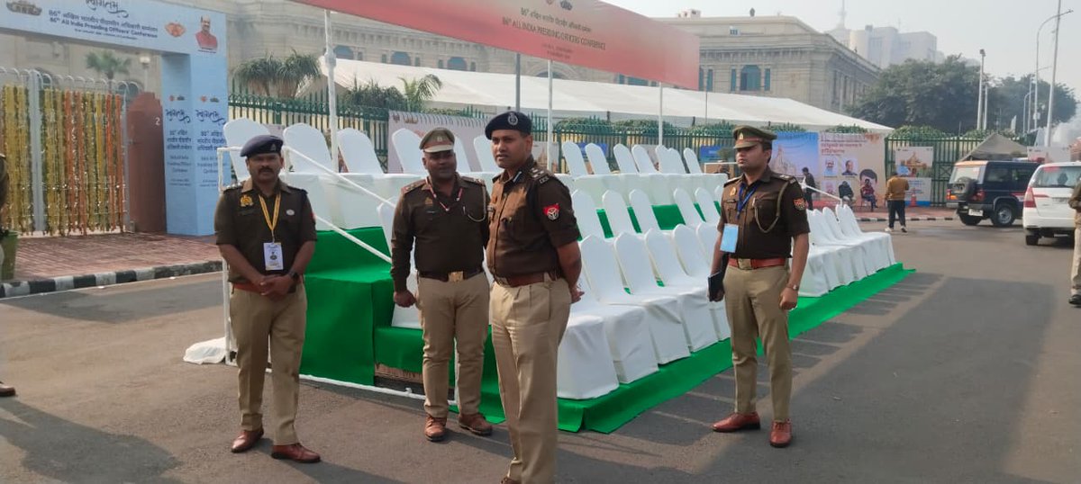 lkopolice's tweet photo. .@LkoCp के निर्देशन में @LoJcp द्वारा अखिल भारतीय पीठासीन अधिकारियों का 86वां सम्मेलन के दृष्टिगत ड्यूटी में लगे सभी अधि0/कर्मचारीगण को ब्रीफ कर दिये गये आवश्यक दिशा निर्देश।
@Uppolice
@dgpup
@homeupgov
@UPGovt
@CMOfficeUP https://t.co/RzQ9mqIgqZ