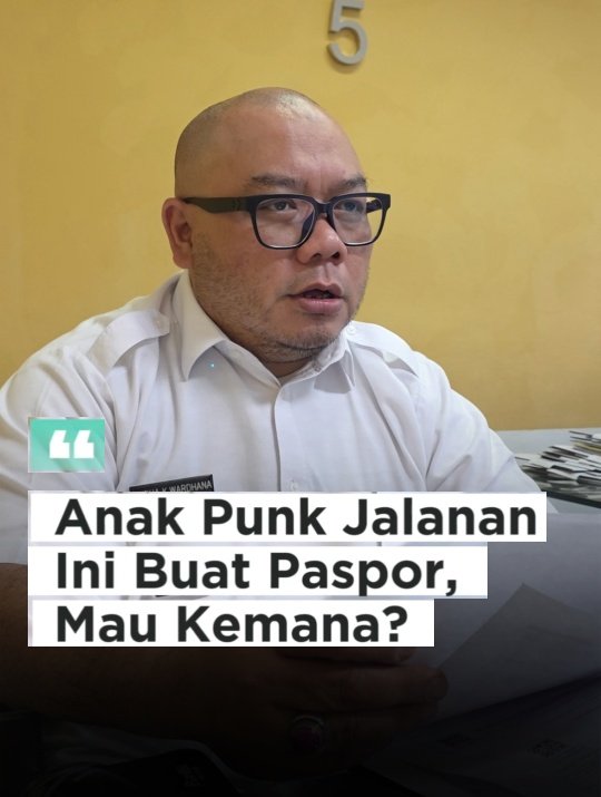 Petugas melayani pemohon seorang anak punk yang sehari-hari dijalanan, mau kemanakah ia membuat paspor??      instagram.com/reel/DTriLZDEc…