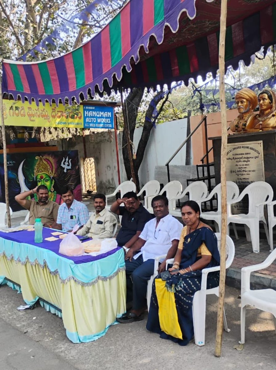 _ma_yousuf's tweet photo. @TGSRTCHQ employees are in a mass campaign, yet there’s no response from the opposition or media.
Your voice matters-stand with employees.
📍#Kushaiguda Depot
Request all to participate and amplify @HiHyderabad @TGPWU @Jishnu_Devvarma  @aigwu_union @BRSparty @KonathamDileep https://t.co/QwqdKW99oV