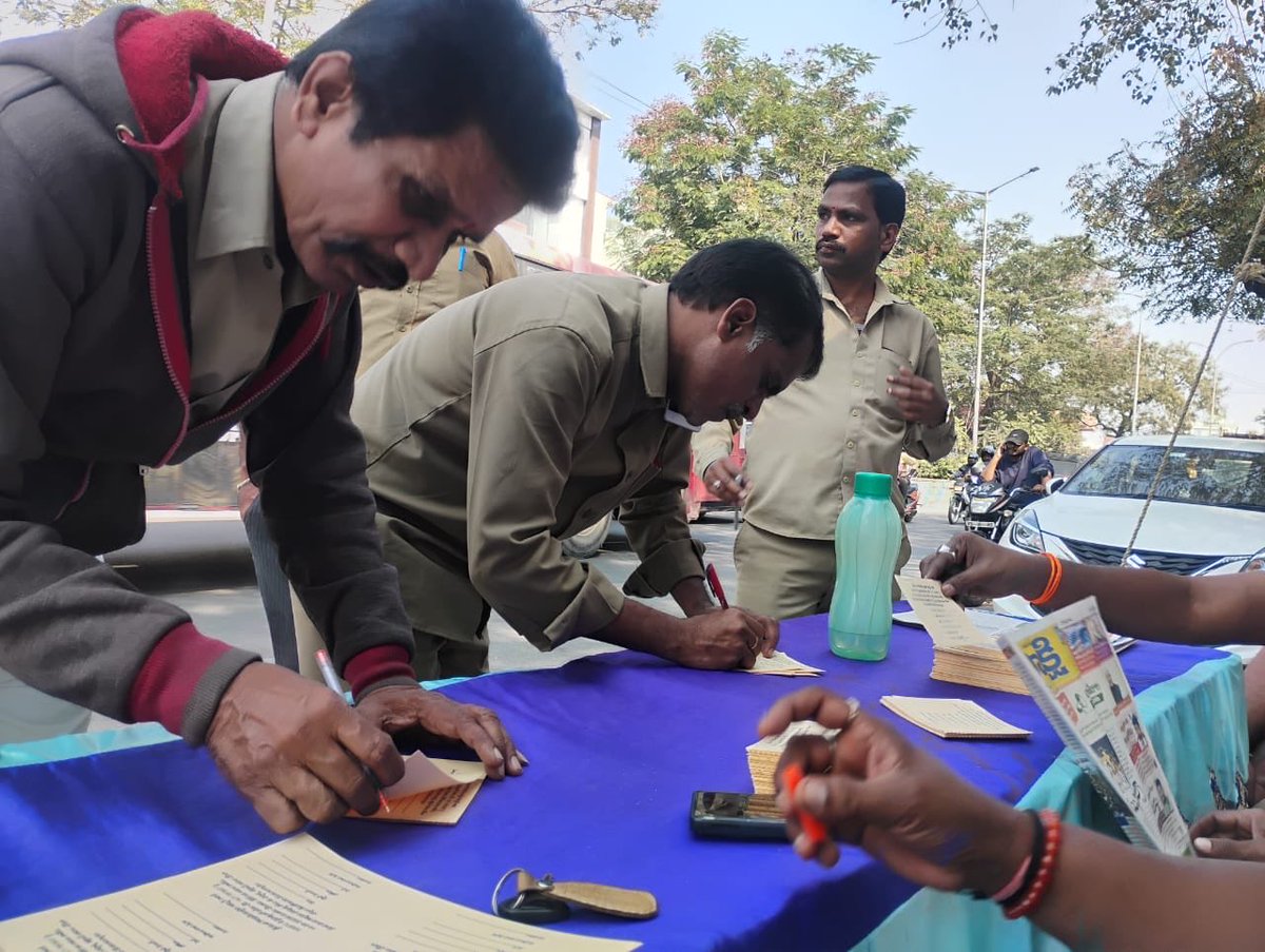 _ma_yousuf's tweet photo. @TGSRTCHQ employees are in a mass campaign, yet there’s no response from the opposition or media.
Your voice matters-stand with employees.
📍#Kushaiguda Depot
Request all to participate and amplify @HiHyderabad @TGPWU @Jishnu_Devvarma  @aigwu_union @BRSparty @KonathamDileep https://t.co/QwqdKW99oV