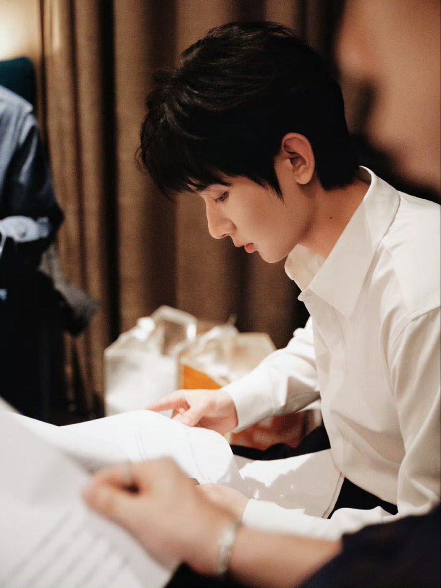 Mook1615112Mook's tweet image. รู้จักผ่านการตามซีรียส์เรื่องอื่นๆแล้วเห็น #เฉิงอี้ แว่บไปมาตามงานต่างๆ แล้วคนอวยเยอะมากทั้งๆที่ตอนนั้นก็ว่าเค้าก็ไม่ได้หล่อขนาดนั้น(ตบปาก) จนว่างๆลองเปิดดู พอดูเท่านั้นแหละ ถูกดูดเลย พี่อี้มีเสน่ห์มาก ยิ่งดูยิ่งหล่อ ยิ่งมองยิ่งมีความสุข ยิ่งหน้าด้านข้างคือดีมาก ดูไม่เบื่อเลย รัก