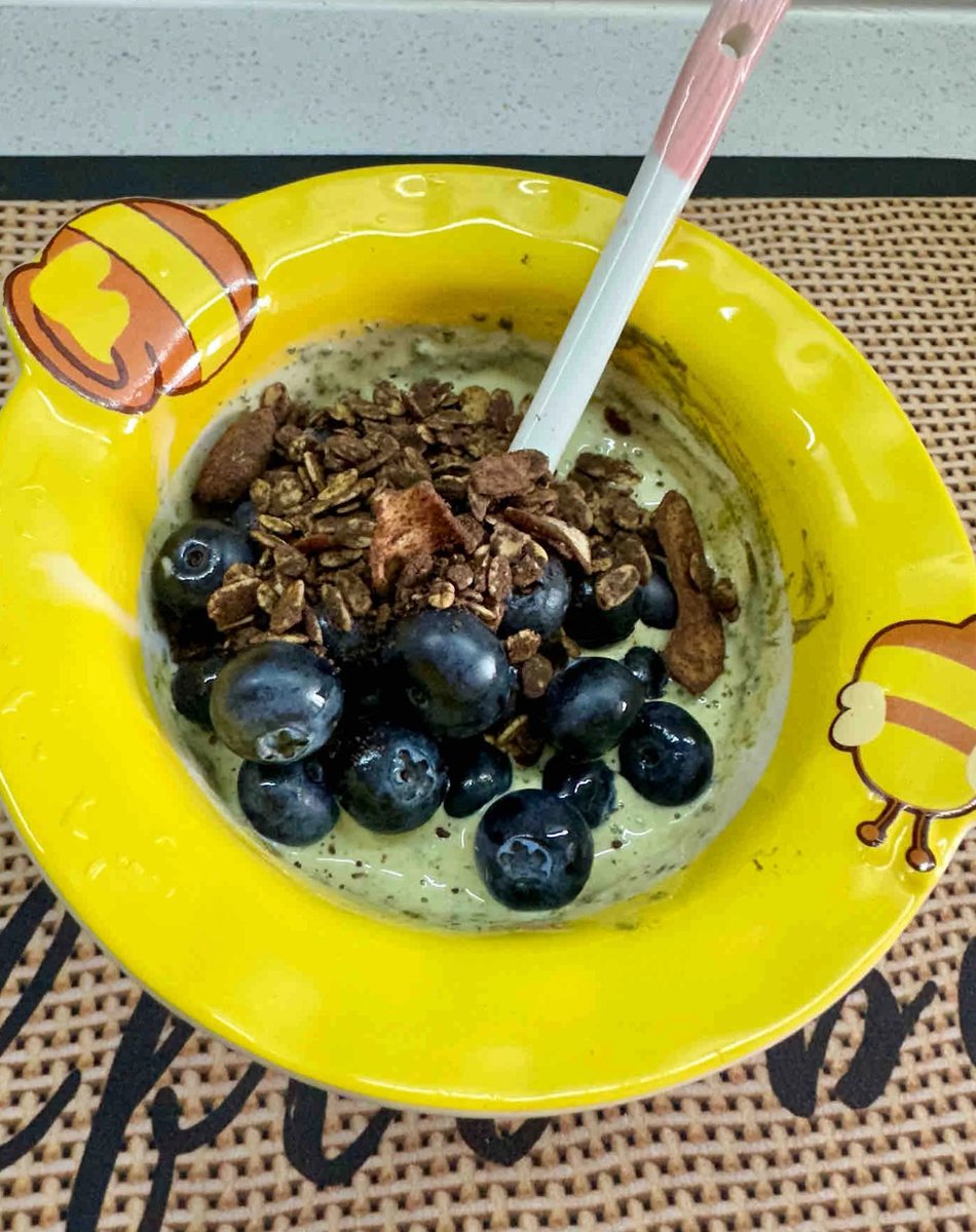 TYdcas's tweet image. This bowl of yogurt with blueberries and granola is full of health and vitality 🍇🥣