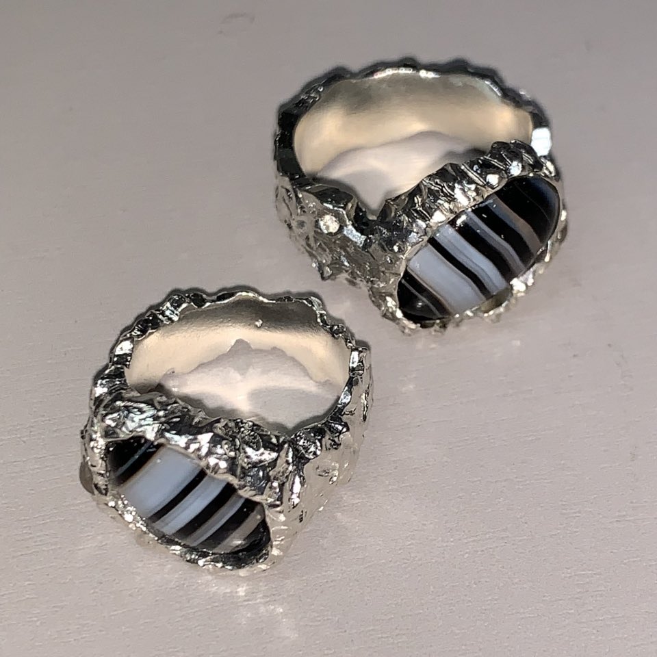 안녕하세요, 혹시 트위터에서 도움을 받을 수 있을까 싶어 지푸라기라도 잡는 심정으로 작성해봅니다

서울 영등포구 찜질방 더파크스파랜드에서 1월 18일 오후 3시~3시 30분 사이에 여자 탈의실/목욕탕에서 사진 속 반지를 분실하였습니다.(도난으로 추정)
잠시 클렌징 하는동안 벗어 올려두었고,