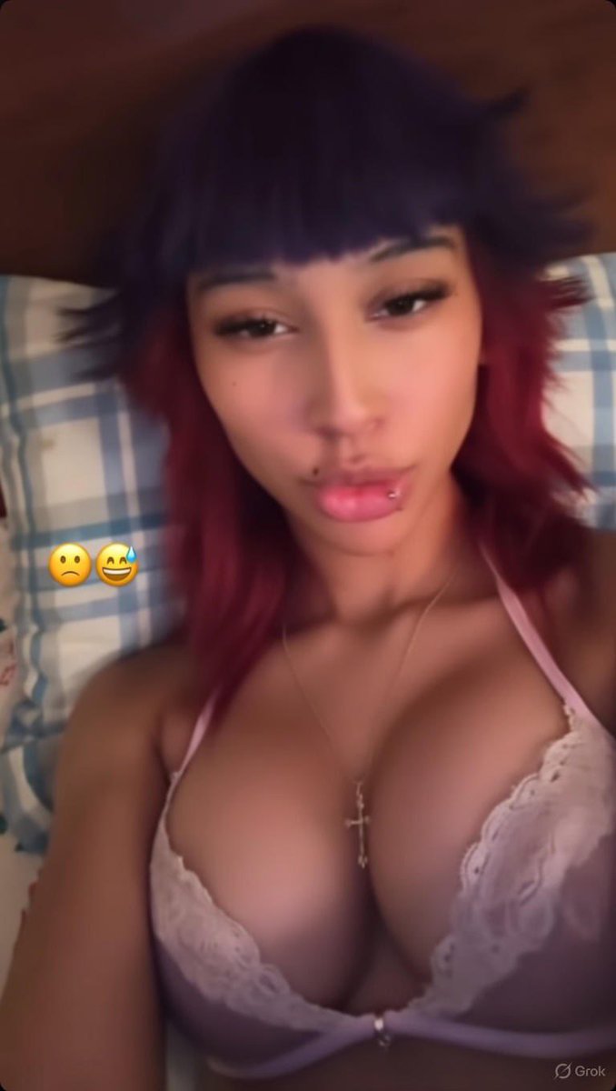 malana72937's tweet photo. She looking a lil too fine bsf 😍😍 https://t.co/RDdOuPZVmw