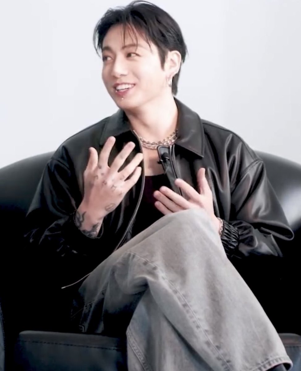 apoapo8059's tweet image. มายเซ็ทของจองกุกก่อนขึ้นเวที
บางคนอาจบอกว่ารูปลักษณ์ภายนอกสำคัญทั้งสีหน้า การแต่งกาย แต่ผมไม่ถนัดการทำหลายอย่างพร้อมกัน สำหรับผมมีแค่สองอย่างคือ การร้องเพลงและการเพอฟอร์ม ผมอยากทำการแสดงให้ดีที่สุด คนมาดูโชว์ คุณภาพสำคัญที่สุด คือการเพอฟอร์มและร้องเพลง นั่นคือสิ่งที่สำคัญครับ