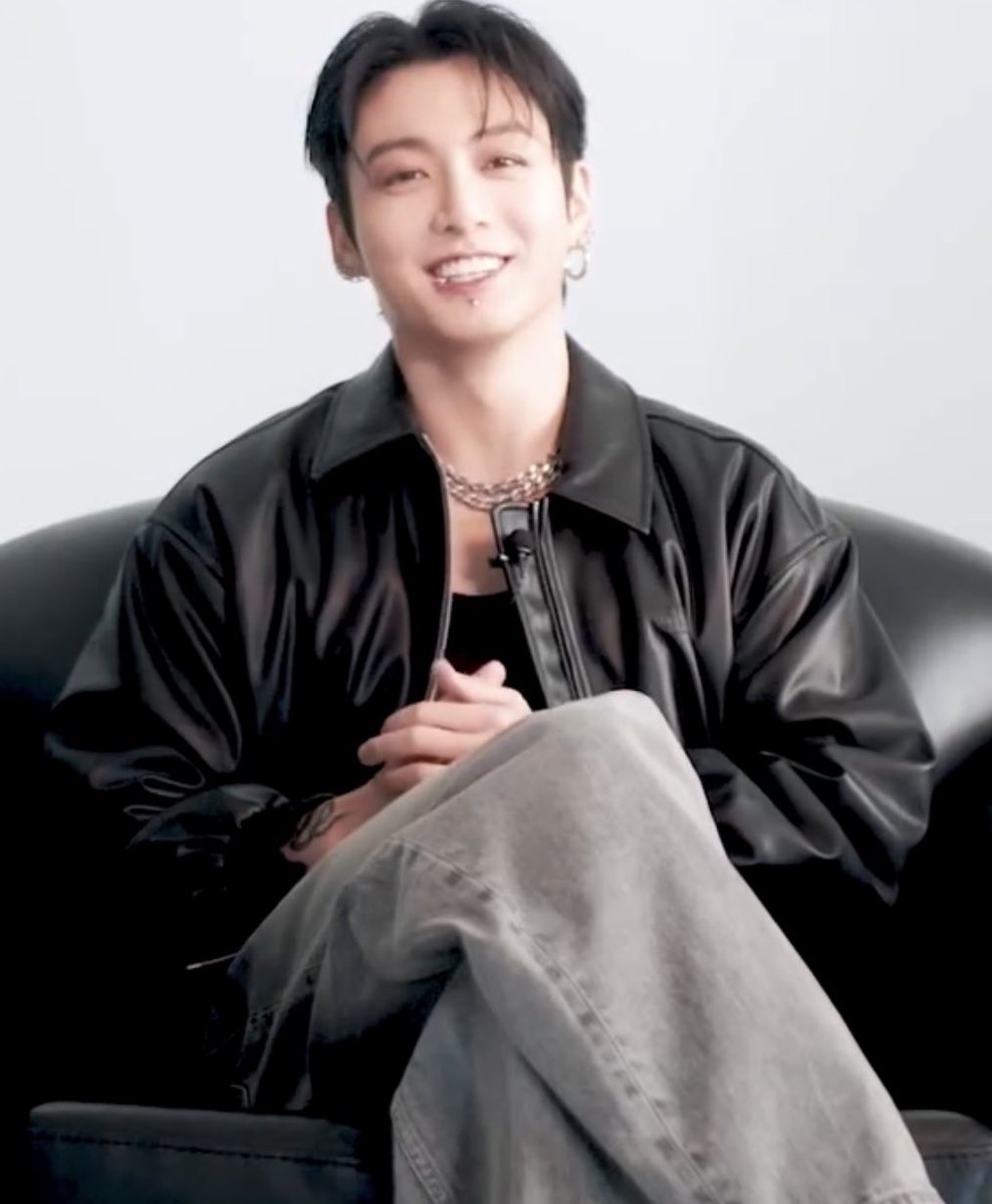 apoapo8059's tweet image. มายเซ็ทของจองกุกก่อนขึ้นเวที
บางคนอาจบอกว่ารูปลักษณ์ภายนอกสำคัญทั้งสีหน้า การแต่งกาย แต่ผมไม่ถนัดการทำหลายอย่างพร้อมกัน สำหรับผมมีแค่สองอย่างคือ การร้องเพลงและการเพอฟอร์ม ผมอยากทำการแสดงให้ดีที่สุด คนมาดูโชว์ คุณภาพสำคัญที่สุด คือการเพอฟอร์มและร้องเพลง นั่นคือสิ่งที่สำคัญครับ