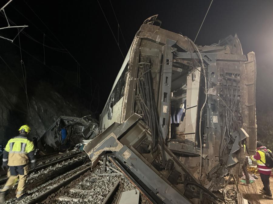 elcorreoweb's tweet photo. 🔴Se elevan a 39 los fallecidos en el accidente de tren de Adamuz
https://t.co/sdutZLOiYt https://t.co/bfNxXSJqD0