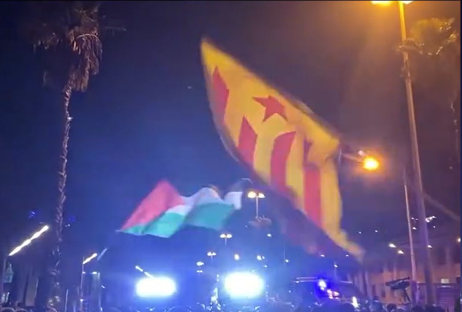 ⚠️ Aquest matí presentem un nova denúncia contra els Mossos. Ara per assetjar un manifestant pro-Palestina

@laDirecta ha publicat el cas d'un manifestant que es va trobar el mòbil d'un mosso a terra i aquest es va llençar a la seva cacera.

alerta.cat/nova-denuncia-…