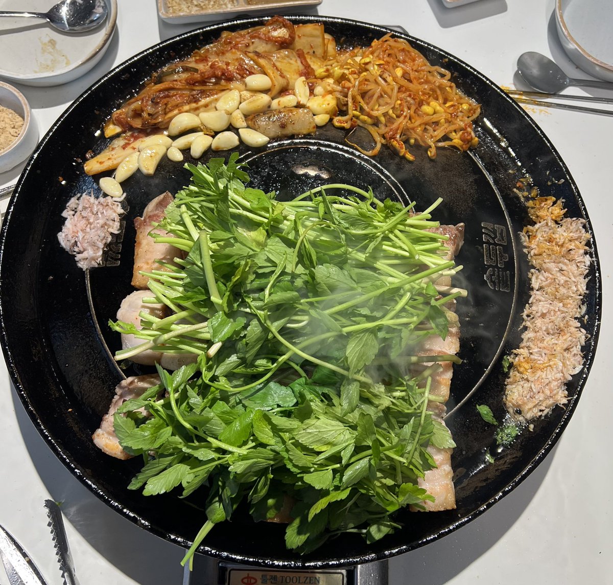 basicyeob's tweet photo. 우리 매장에 일주일에 4번씩 오시는 손님이 계신다.

어제도 오셨는데 시키는 메뉴도 딱 정해져있다.
“삼겹 600g + 청도 한재 미나리 + 진로 1개”

진로는 삼겹이 다 구워질 때쯤 시원하게 내어드린다.

마늘 많이, 새우젓 많이. 
돼지고기 기름에 김치, 마늘, 새우젓을 
기가막히게 구워드신다.

🐸 : 저..김치, 새우젓, 마늘 너무 맛있게 구우셔서 사진 좀 찍어도 될까요? (고기를 구워드리다 여쭤봤다.)

🐸 : 그리고 진짜 자주 와주셔서 직원들도 뭐 선물 하나 해드려야 되는거 아니냐고 하는데 혹시 뭐 필요..

👨‍❤️‍👨 : 아니에요 ㅎㅎ 너무 맛있어서 항상 오픈시간만 기다리고 있다가 웨이팅 걸리기 전에 달려와요. 

진짜 이 커플 단골 손님들 덕분에 13년 장사했지만,
요즘 장사할 맛이 진짜 제대로 난다.

우리 매장 굿즈도 다 선물해드렸는데,
VIP 카드 같은 걸 하나 만들어서 드려야 될 것 같다.

단골 손님들 때문에 힘나서 장사하는 건
식당하는 사장님들 다 같은 마음이지?

너무 감사하다는 말을 쓰고 싶었다.
항상 고맙습니다. 초심 잃지 않겠습니다.