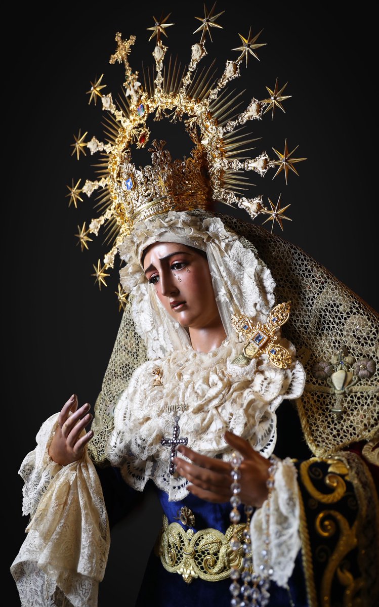 HdadHiniesta's tweet photo. 🔵 CAMBIO DE VESTIMENTA SMA. VIRGEN DE LA HINIESTA DOLOROSA |

🗓 Durante la tarde noche de ayer domingo 18 de enero, se ha llevado a cabo el cambio de atavío en la vestimenta de la Santísima Virgen de la Hiniesta Dolorosa, una vez pasado el periodo navideño y de cara a los próximos cultos de la Hermandad, por parte de su vestidor D. Antonio Bejarano.

🪡 Nuestra Amantísima Madre presenta como aderezo: saya azul bordada en oro por Manuel Solano (2019), manto de terciopelo rojo bordado en oro, toca de sobre manto de maya bordada, mantilla de gallerussa, puñal de playa sobredorada, rosario de cristal de roca y corona de plata sobredorada.

🕯 Rogamos a la Santísima Virgen que interceda ante Dios por las intenciones de todos los hermanos y devotos de Hermandad de la Hiniesta así como las de todos los vecinos del barrio de San Julián. 

📷 @alejruesga07 

#SoydelaHiniesta
#LaEstrellaSublime