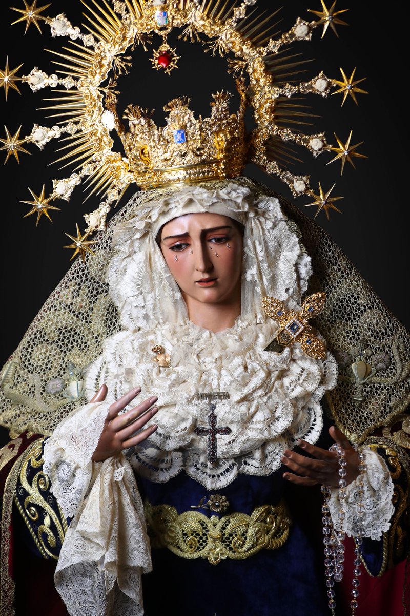 HdadHiniesta's tweet photo. 🔵 CAMBIO DE VESTIMENTA SMA. VIRGEN DE LA HINIESTA DOLOROSA |

🗓 Durante la tarde noche de ayer domingo 18 de enero, se ha llevado a cabo el cambio de atavío en la vestimenta de la Santísima Virgen de la Hiniesta Dolorosa, una vez pasado el periodo navideño y de cara a los próximos cultos de la Hermandad, por parte de su vestidor D. Antonio Bejarano.

🪡 Nuestra Amantísima Madre presenta como aderezo: saya azul bordada en oro por Manuel Solano (2019), manto de terciopelo rojo bordado en oro, toca de sobre manto de maya bordada, mantilla de gallerussa, puñal de playa sobredorada, rosario de cristal de roca y corona de plata sobredorada.

🕯 Rogamos a la Santísima Virgen que interceda ante Dios por las intenciones de todos los hermanos y devotos de Hermandad de la Hiniesta así como las de todos los vecinos del barrio de San Julián. 

📷 @alejruesga07 

#SoydelaHiniesta
#LaEstrellaSublime