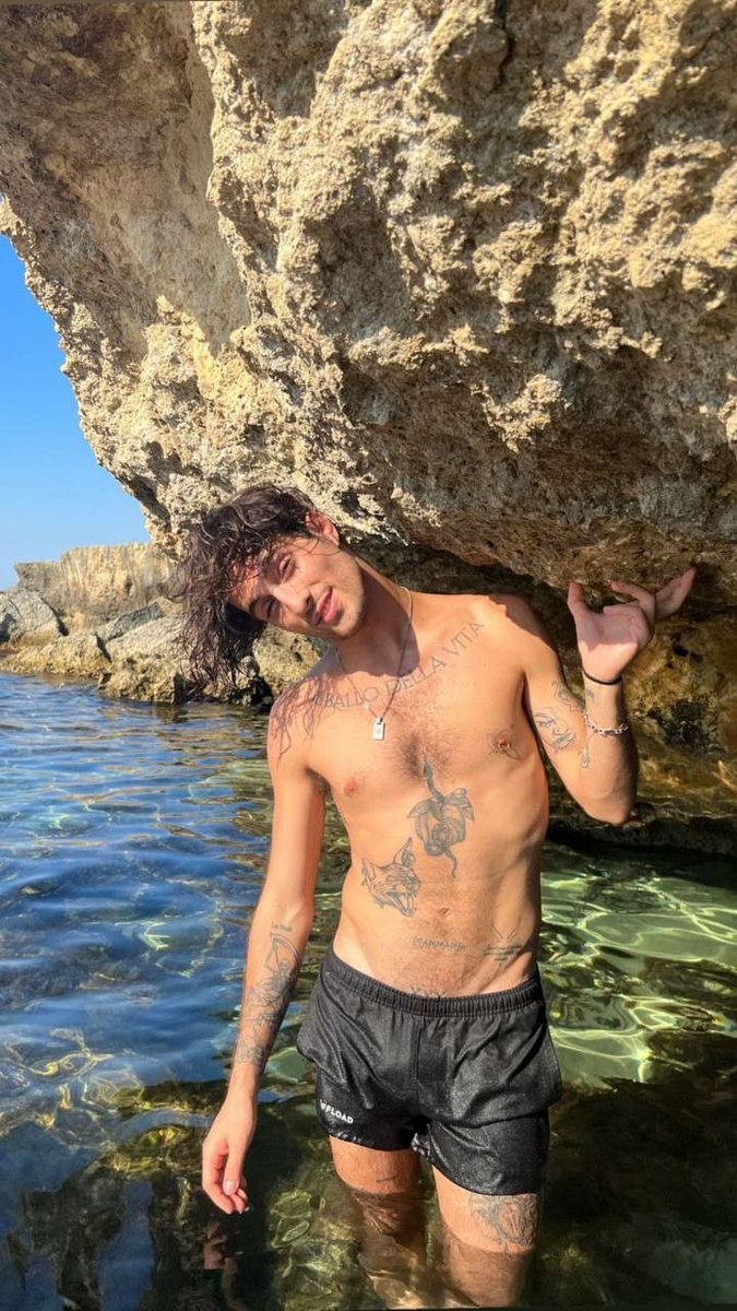 Joe Alwyn. tweet media