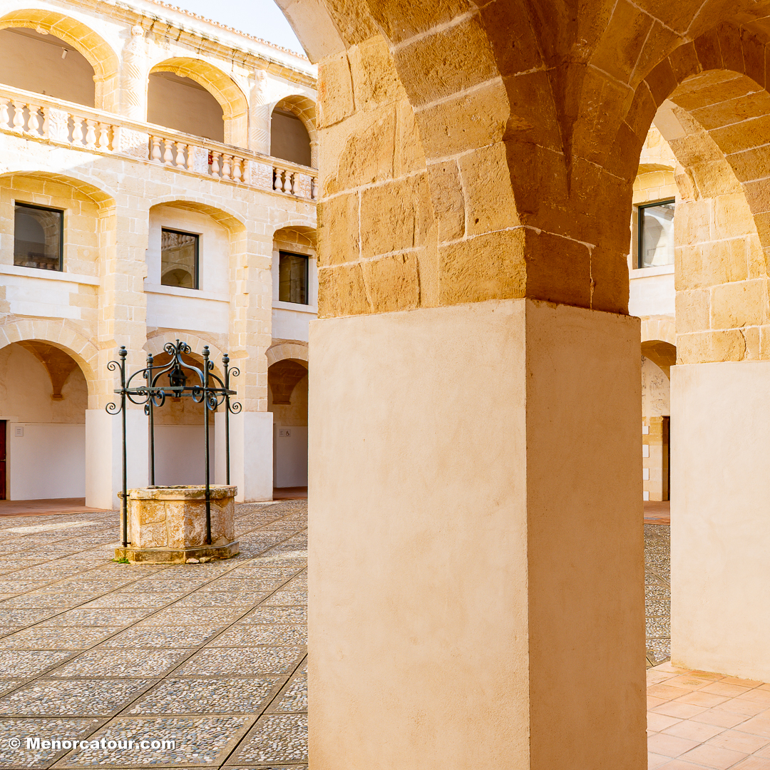 El Pati de Sa Lluna (Alaior) 🤩🏛️

👉 Más info: menorcatour.com/menorca/pueblo… 

👉 Síguenos en <a href="/MENORCATOUR/">Menorcatour</a> instagram.com/menorcatour

#ElPatiDeSaLluna #Alaior #Menorca #MenorcaTour #Claustro #ConventDeSantDiego #Baleares #HistoriaDeMenorca #PatrimonioCultural