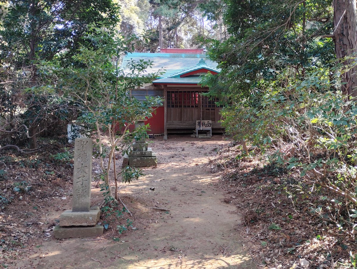 fw5429's tweet photo. 多古城　丸山神社
多古町は多古城をはじめとして城跡が数多くあり何れも地元の方の手厚い管理がなされています。並木城のような保存状態がとても良い所もあります。志摩城や大島砦（丸山神社）のように神社になっている所もあります。丸山は千葉県で１番低いとも言われる山です。 https://t.co/0XWqa3whnr