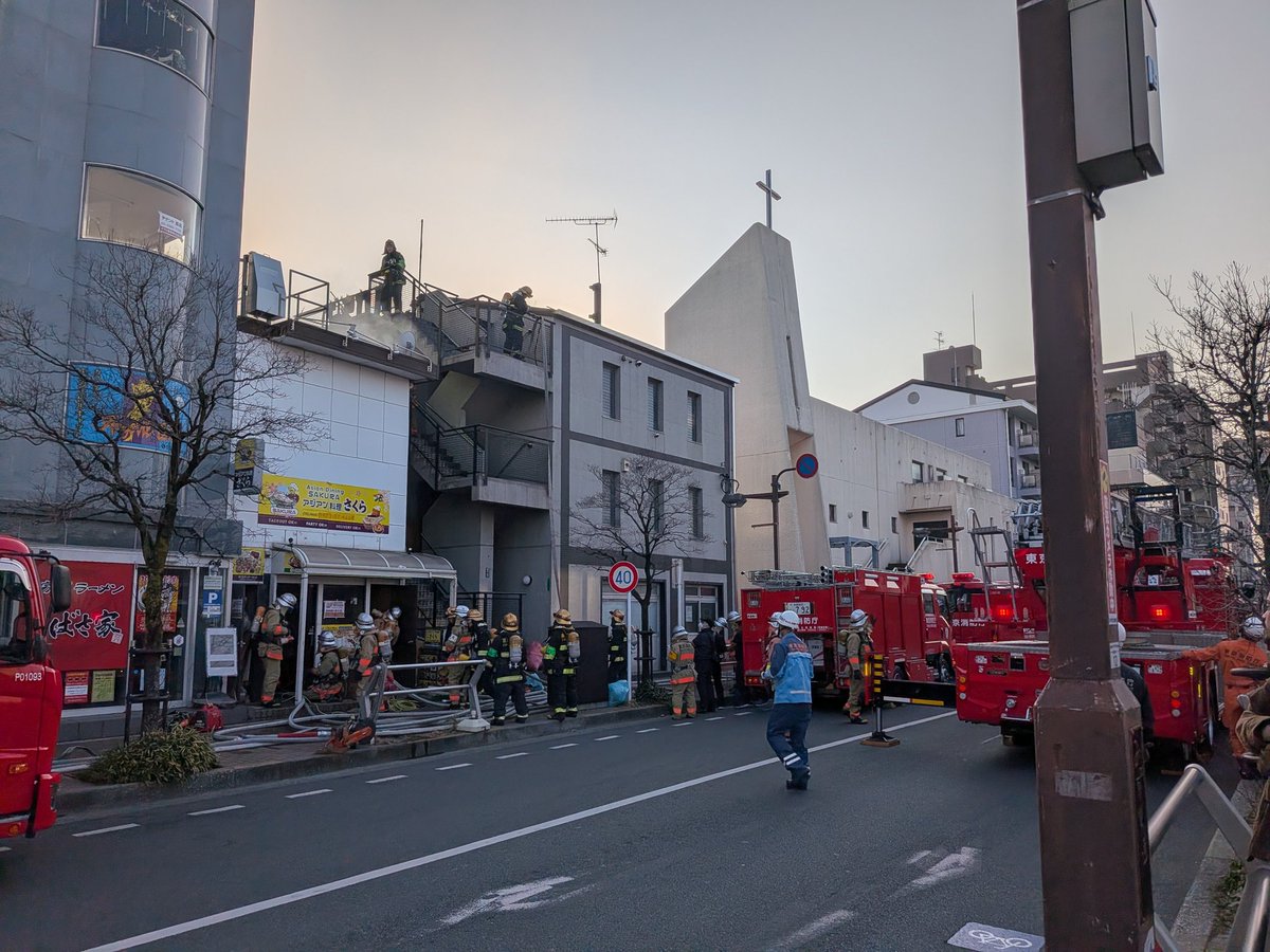 tsubasaya_sakai's tweet photo. 東京都武蔵野市　境一丁目の交差点付近、通行止めです！ https://t.co/c7YFOYz06Z