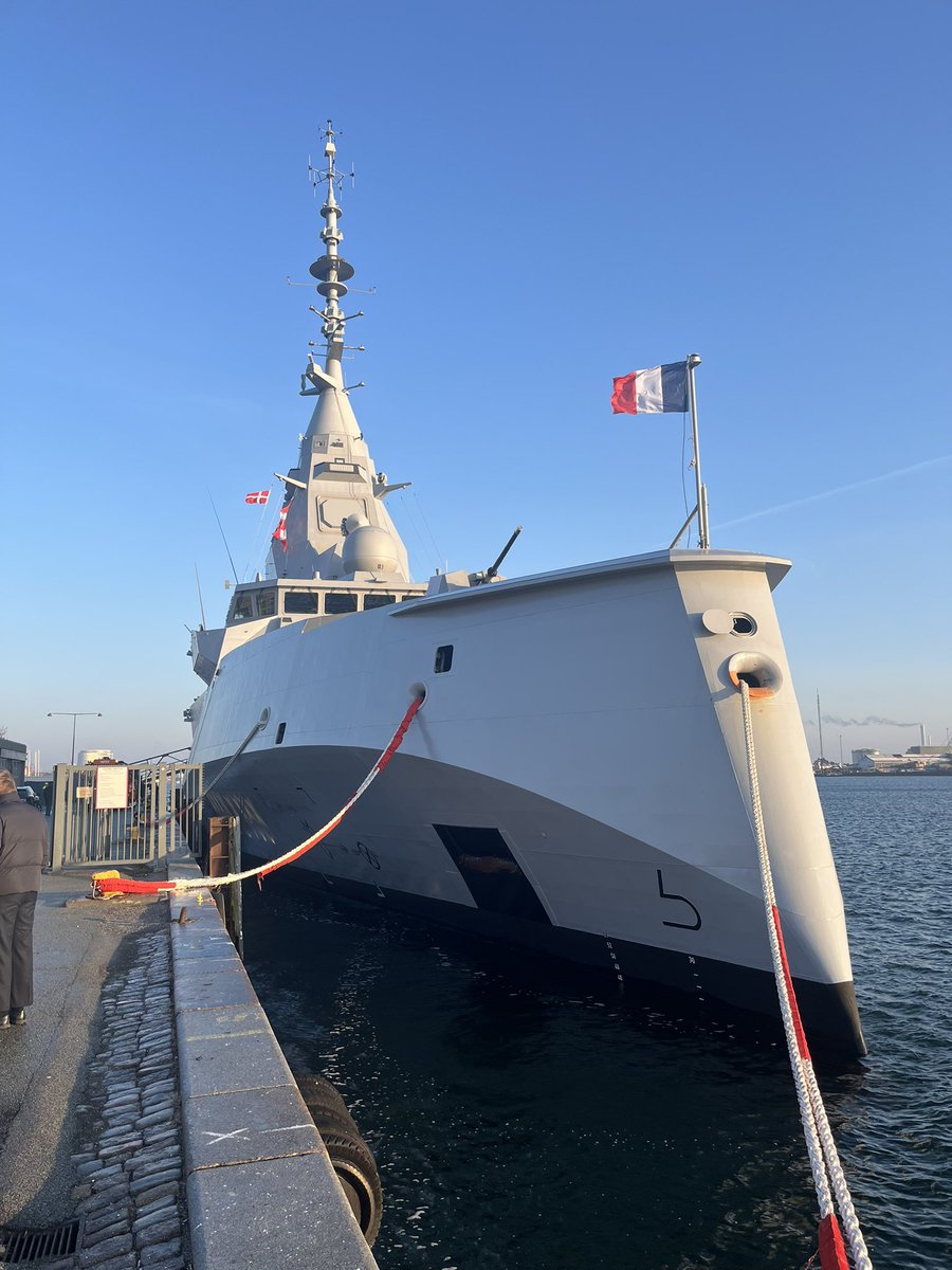 forsvarsattache's tweet image. Les attachés de défense 🇫🇷 et 🇩🇰 sont prêts pour des journées de réunions intéressantes à bord de la toute nouvelle frégate française « Amiral Ronarc'h ».