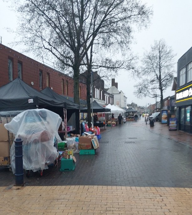 BilstonWMP's tweet image. Early morning footpatrols conducted on #Bilston town centre and surrounding streets. 
Please watch your purses.
While out  shopping.
If you fancy a chat please feel free to stop me .
Pcso Lewis.
@WolvesPolice 
@WMPolice.
#Keep your belongings safe