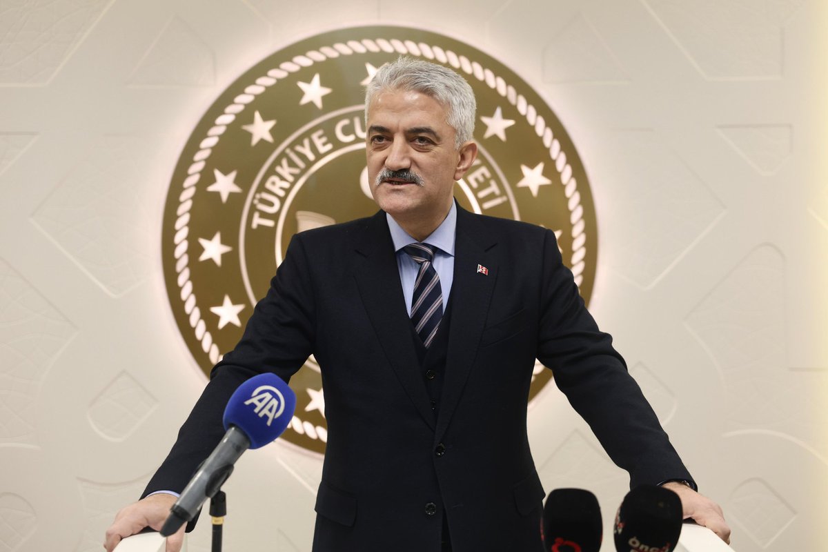 duzce_valiligi's tweet photo. 2026/1 sayılı Cumhurbaşkanlığı Kararnamesiyle Düzce Valiliği'ne atanan Valimiz Sayın Mehmet Makas (@makasmehmet34), görevine başladı.

Tören mangasını ve kendisini karşılayan il protokolünü selamlayan Sayın Valimiz, Cumhurbaşkanımız Sayın Recep Tayyip Erdoğan’ın liderliğinde Türkiye Yüzyılı hedefleri doğrultusunda ülkemizi daha da ileriye taşımak adına ekip olarak çalışacaklarını ifade etti. 

“İnsanı yaşat ki devlet yaşasın” şiarıyla Düzce’ye hizmet edeceklerini aktaran Sayın Valimiz, kendisini karşılamaya gelen il protokolü ve basın mensuplarına teşekkür etti.