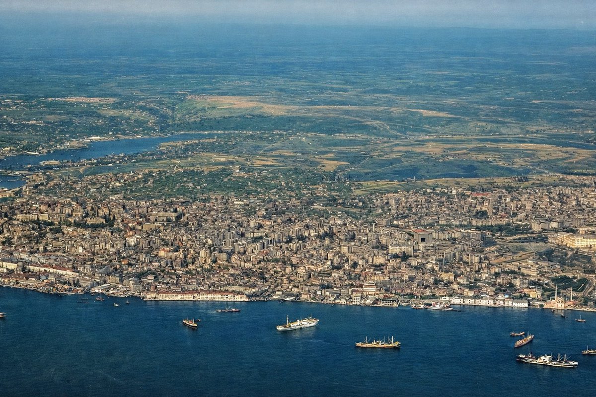 Bir zamanlar İstanbul. Karaköy-Dolmabahçe hattı. Arkası kırlar, yeşillikler... Gerçek bir tabiat armağanı gibi. 

Bir daha asla böyle olmayacak.