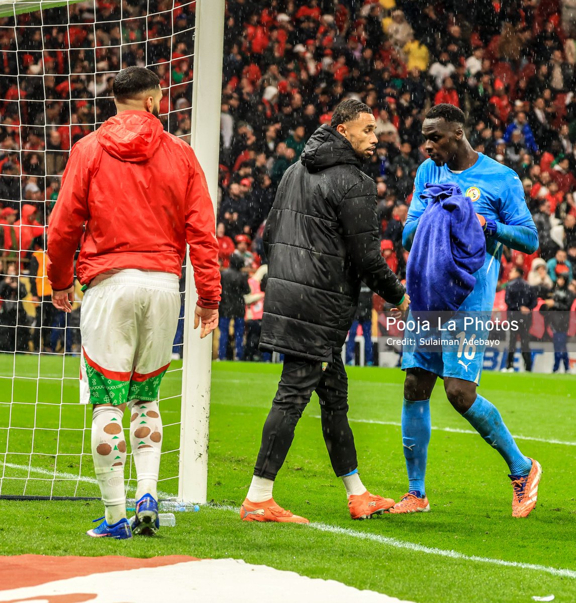 PoojaMedia's tweet image. I have never seen moments like this in my life where ball kids, opponents &amp;amp; even stadium security fighting over a Goalkeeper's towel. 

Players that supposed to be on the bench at back post guarding towels. 😭

#AFCON2025WithPooja