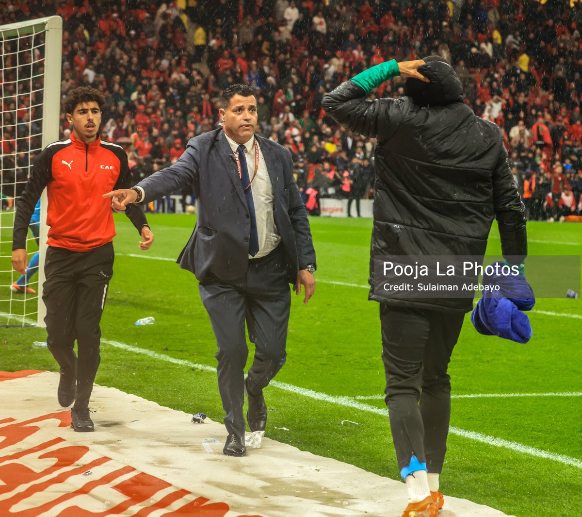 PoojaMedia's tweet image. I have never seen moments like this in my life where ball kids, opponents &amp;amp; even stadium security fighting over a Goalkeeper's towel. 

Players that supposed to be on the bench at back post guarding towels. 😭

#AFCON2025WithPooja