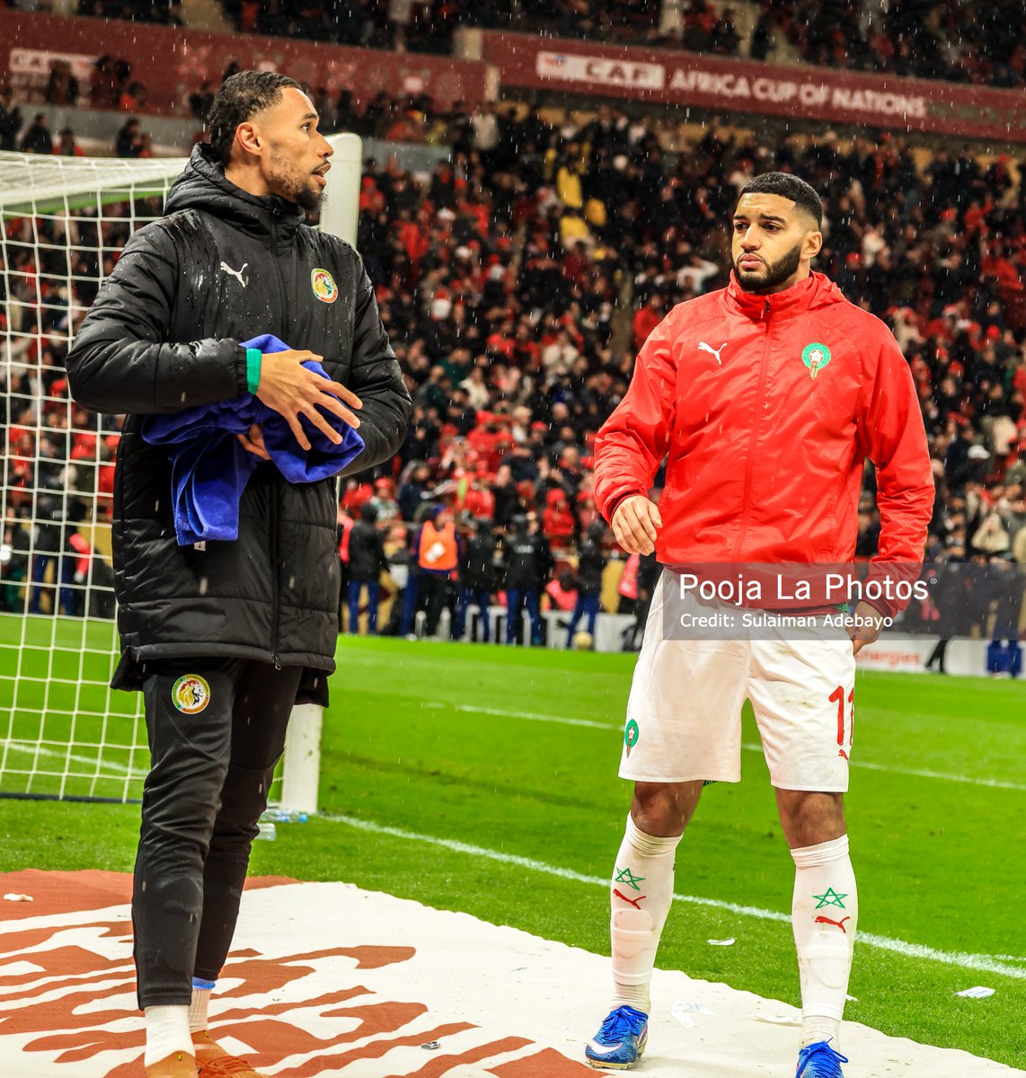 PoojaMedia's tweet image. I have never seen moments like this in my life where ball kids, opponents &amp;amp; even stadium security fighting over a Goalkeeper's towel. 

Players that supposed to be on the bench at back post guarding towels. 😭

#AFCON2025WithPooja