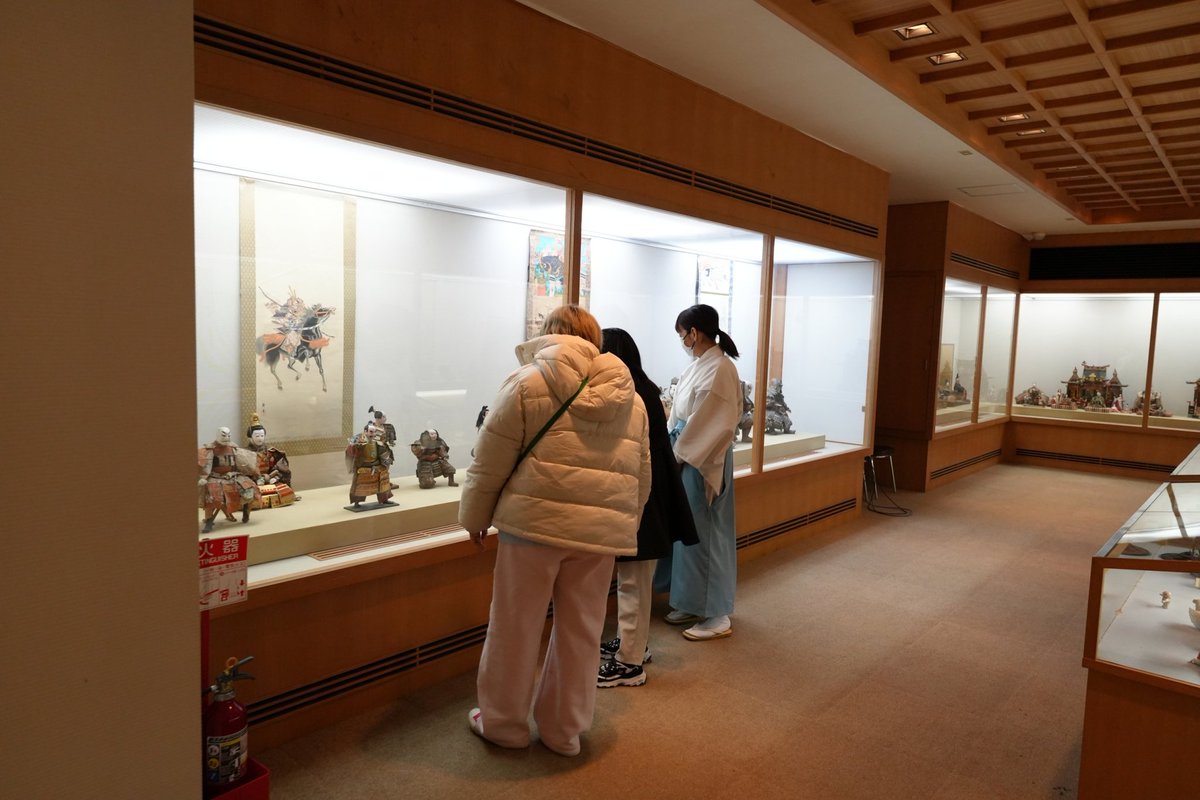 2026年1月は柳橋さやか＆関陽菜子アナで福巡り旅。初詣がてら淡島神社へ。年間数十万体の人形が寄せられるという。雛流しが有名だが、雛人形だけじゃなく、ぬいぐるみ類も。参拝後、宮司の案内で本殿と宝物殿を見学。徳川家から納められた人形も。 #wbsradio #ラジオで女子旅 #女子旅 #和歌山市