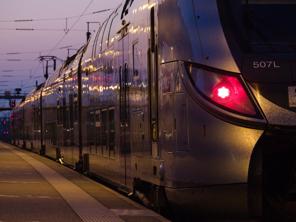 TERPays2LaLoire's tweet photo. 🚦#FlashInfoAléopEnTER 7h30. ⌚️ Le train n°858856 #LesSables➡️#Nantes est retenu 10 minutes à #LaRoche pour réguler le trafic car un autre train circule avec du retard devant lui 🚆
👉🏻 Sur le reste du réseau, la circulation est au beau fixe !
Besoin d'une info ? 📲 https://t.co/tW4GsITzfM
