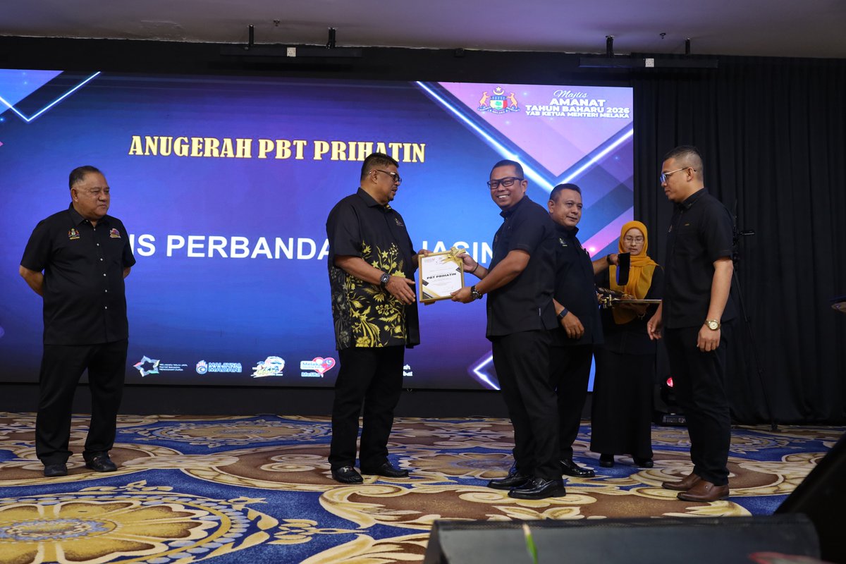 Majlis Amanat Tahun Baharu 2026 bertempat di MITC, Ayer Keroh dan turut dihadiri YAB Datuk Seri Utama Ab Rauf bin Yusoh, Ketua Menteri Melaka.

Hadir sama, YBrs. Tuan Muhammad Zahiruddin bin Mohd Zahari, YDP MPJ.

𝗠𝗮𝗻𝗮 𝗟𝗮𝗴𝗶? 𝗠𝗲𝗹𝗮𝗸𝗮 𝗟𝗲𝗿...

#MPJPrihatinDiHatiku