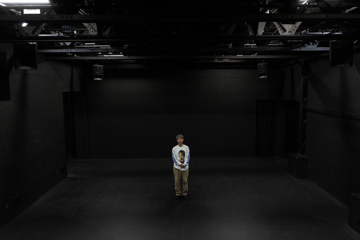 g_kori's tweet image. 『実況カラオケ副音声』
演出　和田 ながら｜出演　桑折 現

京都での初演が終わりました！
たくさんのご来場ありがとうございました。
多くの方に嬉しい言葉をもらい、今はとてもほっとしています。
この先の上演を重ねるごとに、より豊かに膨らみ、同時に研ぎ澄まされていく。 そんな作品です。
↓