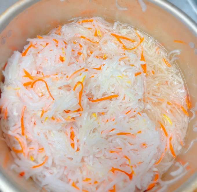 今日は午前中にお仕事&amp;家事 全て済ませて飛ばして おばあちゃん家で一緒に 紅白なますを大量に作ったんだけど 沢山ありすぎてなんだか 料理には見えなくなってきた