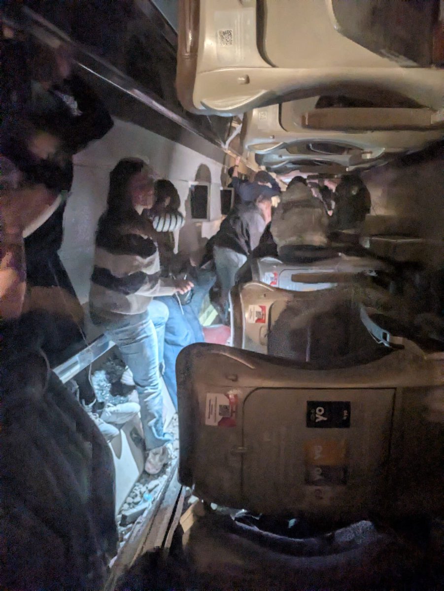 RedaccionUH's tweet photo. Ascienden a 39 los muertos en el choque de dos trenes de alta velocidad en Adamuz. Un total de 152 personas permanece ingresadas 24 de ellas en estado grave 

#descarrilamiento #iryo #Adif #Renfe #Adamuz #AccidenteFerroviario https://t.co/zrqEimYSAK