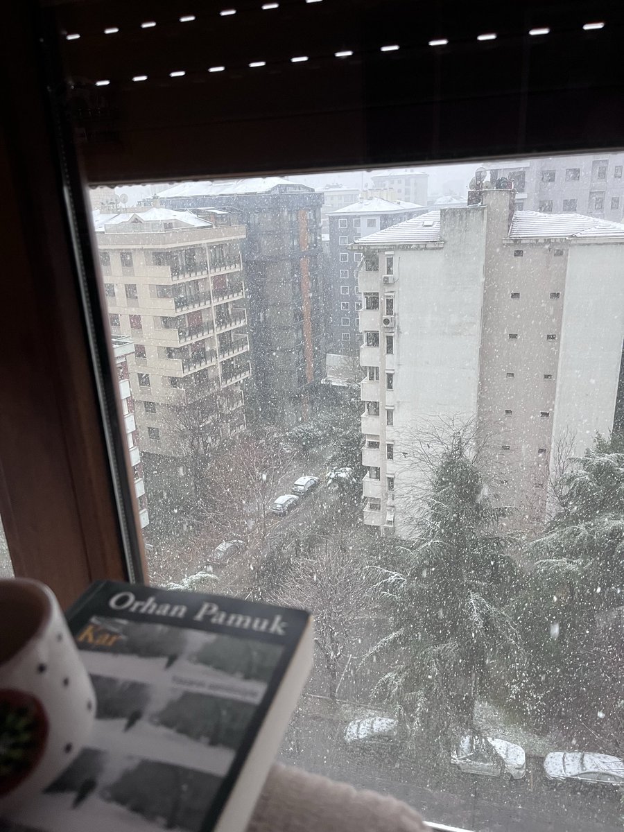 earthbender00's tweet photo. Hava ile okuduğum kitap uyumu ❄️ (kitap önerisi için @alsancaklaw teşekkürler ☺️) https://t.co/r3c0UoZa8v