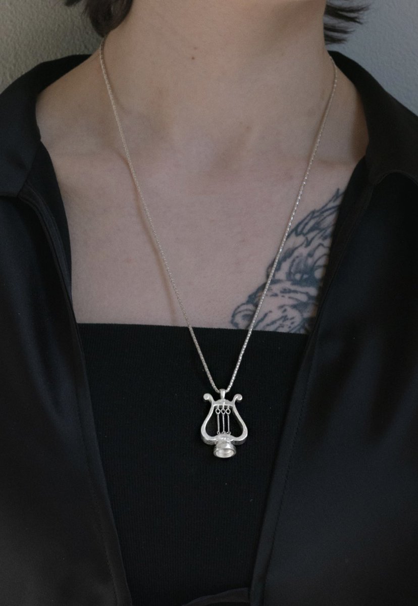 overgrey's tweet photo. 260118 애틀란타 콘서트에서 샤이니(@SHINee) 온유(@ONEW_GRIFFIN)님이 오버그레이의 <Lyra Necklace 1 > 착용하셨습니다. 태양의 신 아폴론의 악기인 리라에서 착안하여 디자인된 네크리스입니다:)

#온유 #ONEW https://t.co/75ODpIRp2D