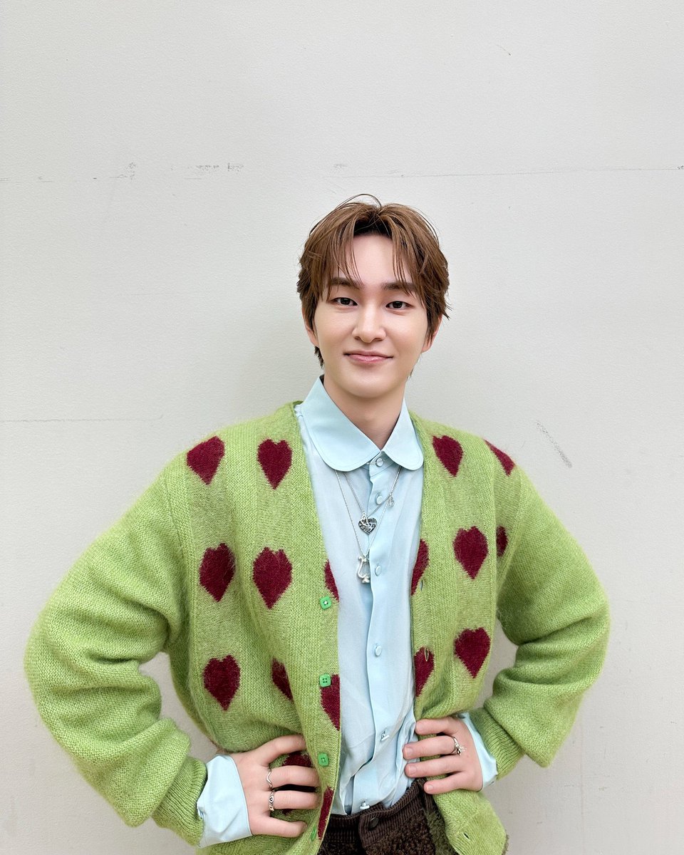 overgrey's tweet photo. 260118 애틀란타 콘서트에서 샤이니(@SHINee) 온유(@ONEW_GRIFFIN)님이 오버그레이의 <Lyra Necklace 1 > 착용하셨습니다. 태양의 신 아폴론의 악기인 리라에서 착안하여 디자인된 네크리스입니다:)

#온유 #ONEW https://t.co/75ODpIRp2D