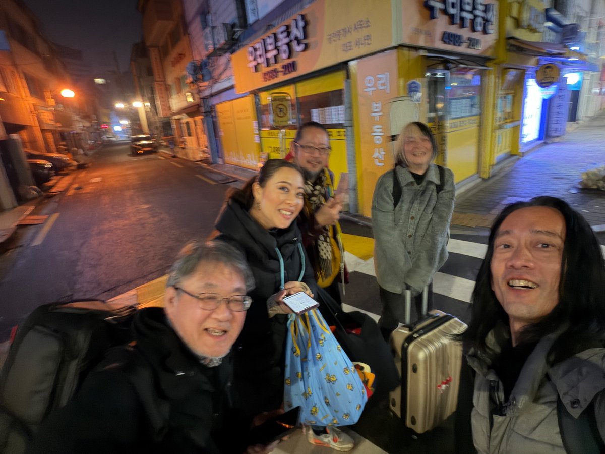 2週間のアジアツアー最終日、空港へ向かう途中。
今日もきれいな満月！
あれっ、2週間前のシンガポールも満月だったよな。移動してるから？？
 
どうやら限界を越えて、夕陽を満月の見分けがつかなくなりました😓
 
限界を越えていたのは僕だけじゃなくて、メンバー全員にも無茶振りの連続でした。