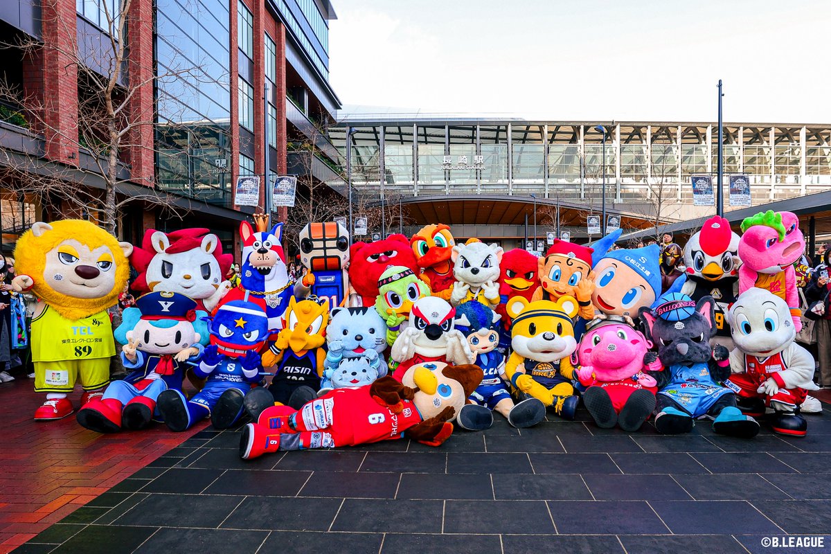 B_LEAGUE's tweet photo. みんなでハイチーズ✌️📸

#Bリーグオールスター 
#Bリーグ #りそなグループ https://t.co/wRPXjdjQsp