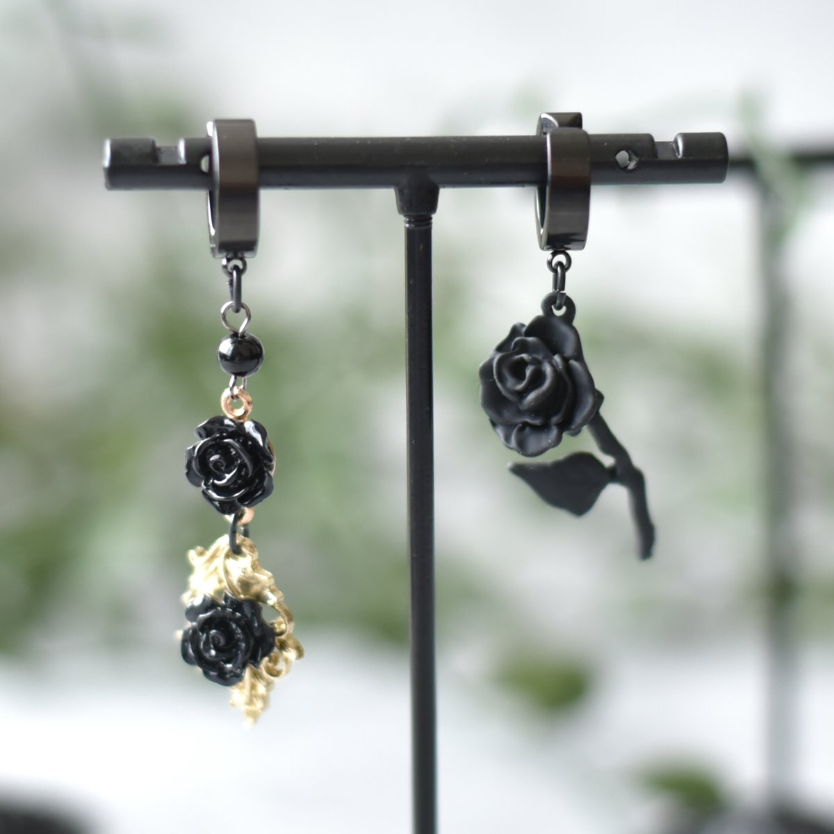 jyura_RM's tweet image. 🥀 愛の深淵 🥀

救いを失った場所で、祈りだけが残された…闇へと染まる薔薇の雫が耳元で揺れ、静かな信仰と執着を語りかけるイヤーカフ🌹✨

▶ragamuffin.kawaiishop.jp/items/83325373
▶minne.com/items/39263381
▶creema.jp/item/17290785/…

#ハンドメイド好きさんと繋がりたい