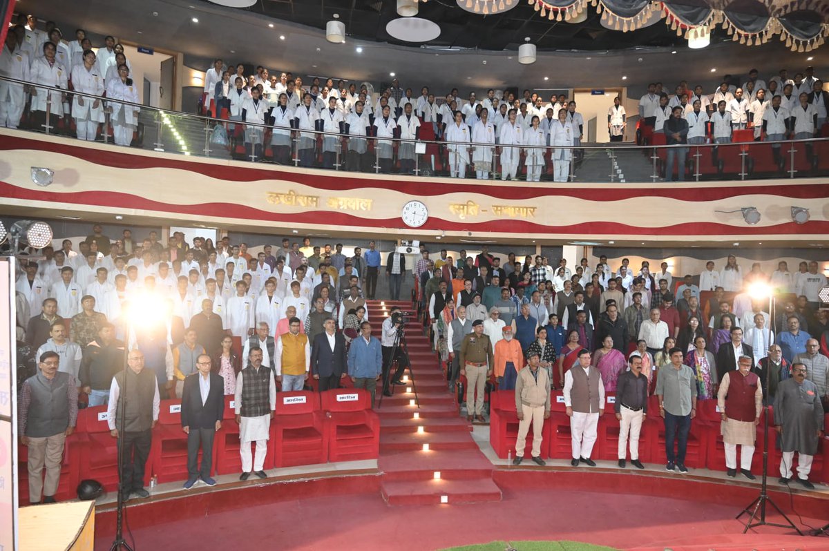 MCU_MassComm's tweet photo. 'सशक्त नागरिक सशक्त भारत' विषय पर बिलासपुर में 'विमर्श भारती' की व्याख्यानमाला ���ें जनसंचार विभाग के अध्यक्ष प्रो. संजय द्विवेदी मुख्यअतिथि के रूप में शामिल हुए। बड़ी संख्या में मेडिकल विद्यार्थी आयोजन में उपस्थित रहे।
#विमर्श_भारती
#प्रो_संजय_द्विवेदी
#prof_sanjay_dwivedi https://t.co/j9lqrIzugx