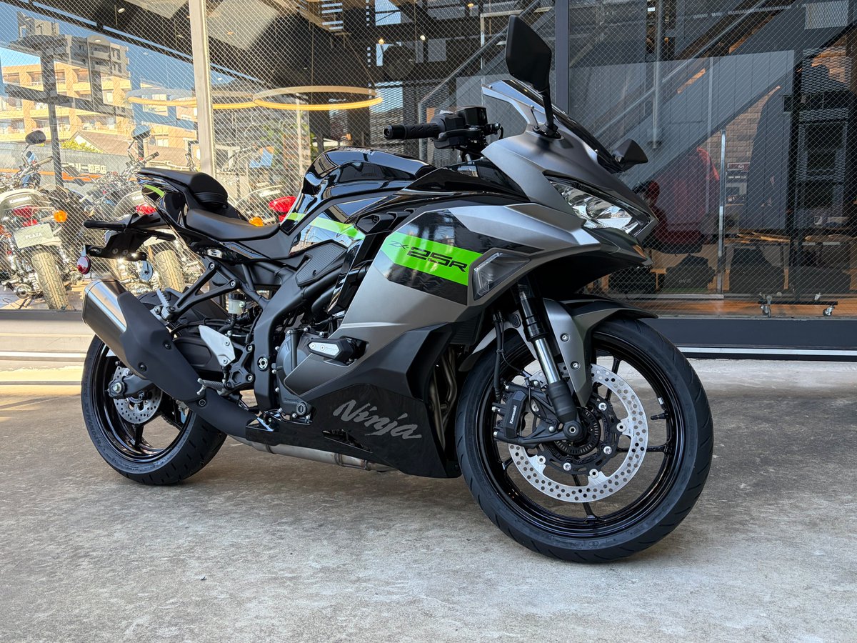 Ninja ZX-25R SE こちらは在庫車のご紹介です！ グリーンのラインと