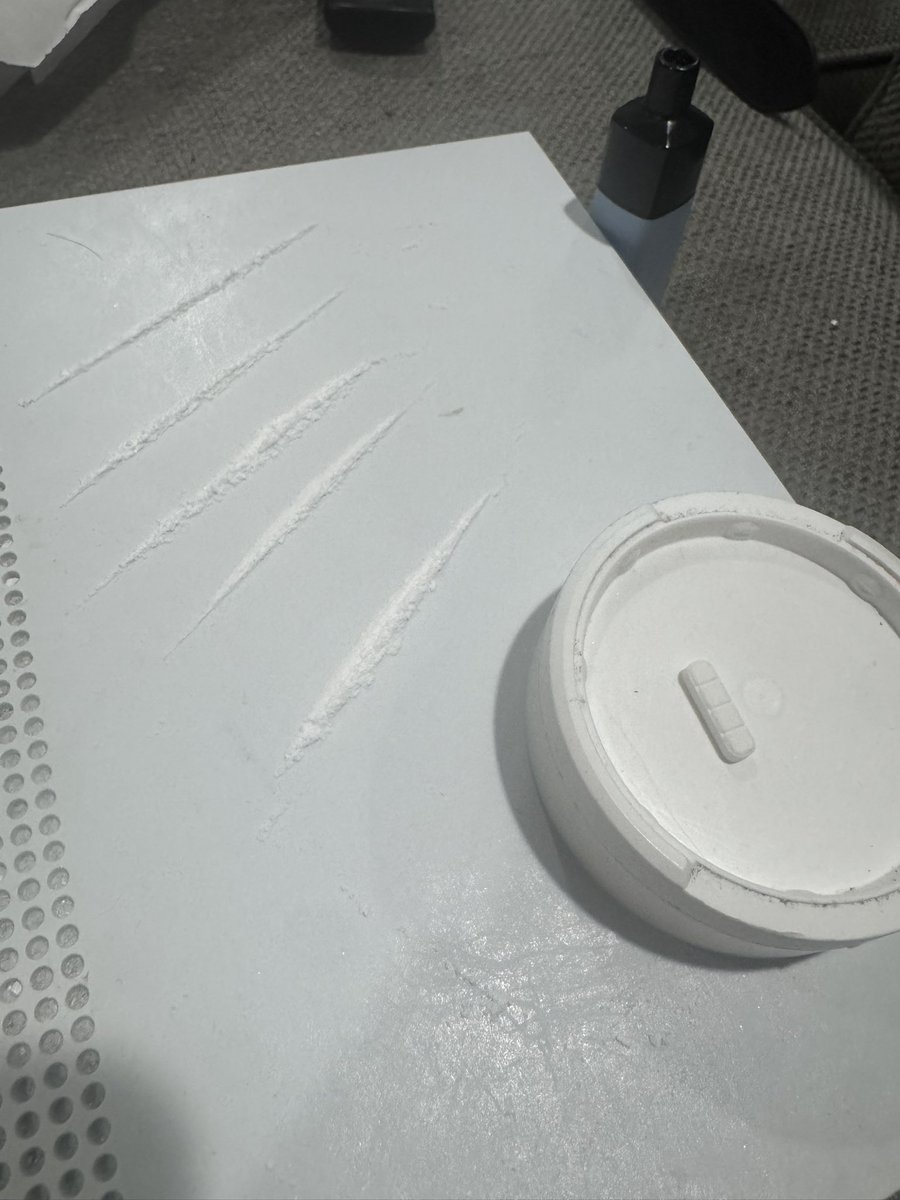 destroyoxy's tweet photo. popped 2 bars alr idk if imma do my last one but the coke with it is so good https://t.co/phjUSQRxA0